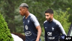 Beki wa Ufaransa Presnel Kimpembe (Kushoto) na ' midfielder Nabil Fekir (Kulia) wakiwasili Clairefontaine-en-Yvelines on June 5, 2018, kuanza mafunzo.