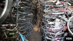 Warehouses are often so stacked that only narrow paths are left for customers to wander through. (Kiana Duncan/VOA Khmer)