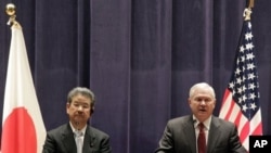 U.S. Defense Secretary Robert Gates (R) speaks during a joint press conference with his Japanese counterpart Toshimi Kitazawa following their meeting at the Defense Ministry in Tokyo, 13 Jan 2011