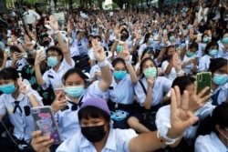 Pengunjuk rasa dan mahasiswa antipemerintah menyambut Menteri Pendidikan Thailand Nataphol Teepsuwan dengan hormat tiga jari selama demonstrasi di Bangkok, Thailand, 5 September 2020. (Foto: Reuters)