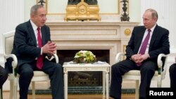 Presiden Rusia Vladimir Putin (kanan) bersama PM Israel Benjamin Netanyahu di Moskow, Rusia, 9 Maret 2017 (Foto: dok).