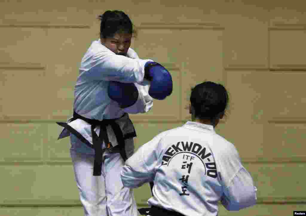 지난 2012년 4월 세계선수권대회 대표로 선발된 여학생이 평양에서 훈련하고 있다.