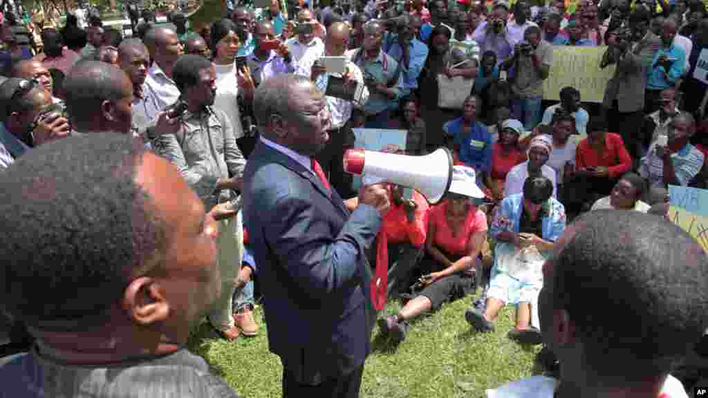 Morgan Tsvangirai, l'un des leaders de l'opposition, s'adresse à la foule lors d'une manifestation à Harare pour réclamer des informations sur un militant d'opposition disparu il y a un an, le 9 mars 2016.