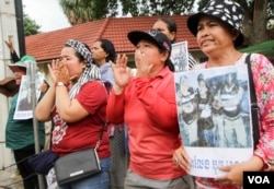 Land dispute victims from Boeung Kak lake community protest as the Phnom Penh Court questions two activists over this Black Monday campaign in Phnom Penh, Aug. 17, 2016. ( Leng Len/VOA Khmer)