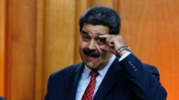 Tổng thống Venezuela Nicolas Maduro ra dấu hiệu kêu gọi lãnh đạo quân sự mở to mắt hôm 25/1.