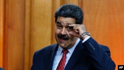 Tổng thống Venezuela Nicolas Maduro ra dấu hiệu kêu gọi lãnh đạo quân sự mở to mắt hôm 25/1.