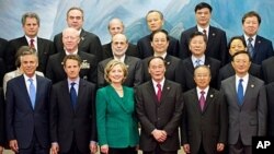 Chinese Vice-Premier Wang Qishan (3rd R) stands alongside Chinese State Councilor Dai Bingguo (2nd R), U.S. Secretary of State Hillary Clinton (C) and U.S. Secretary of Treasury Timothy Geithner (2nd L) at the Great Hall of the People in Beijing, 24 May 2