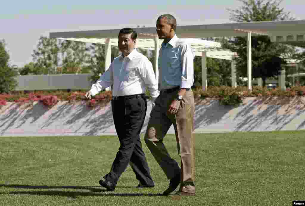 2013年6月8日，美国总统奥巴马和中国主席习近平在加州的庄园并肩而行。这是本图集第一张右侧图片的原照片。