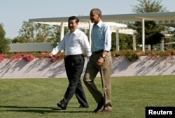 2013年6月8日，美国总统奥巴马和中国主席习近平在加州的庄园并肩而行。