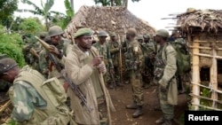지난 23일 반군과의 전투를 치른 콩고 정부군이 동부 도시 고마 인근 마을에서 작전 회의 중이다.