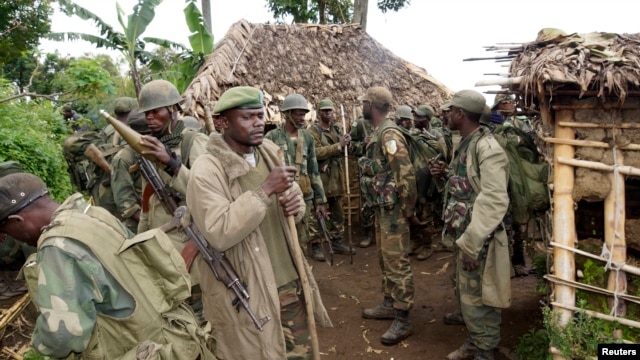 Congolese soldiers gather for a military brief after M23 rebel fighters surrendered in Chanzo village in the Rutshuru territory near the eastern town of Goma, Nov. 5, 2013.