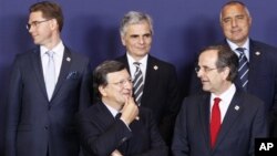 歐盟委員會主席巴羅佐(左前方)與希臘總理薩馬拉斯(前右)星期四在布魯塞爾舉行的歐盟首腦會議上，2012年10月18日，歐洲領導人再次聚集協議新任命專人監管歐元國家銀行