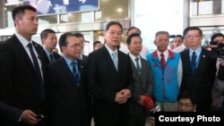 中国国台办主任张志军(中)2015年5月23日抵达台湾金门参加夏张会（夏张会媒体群组提供）