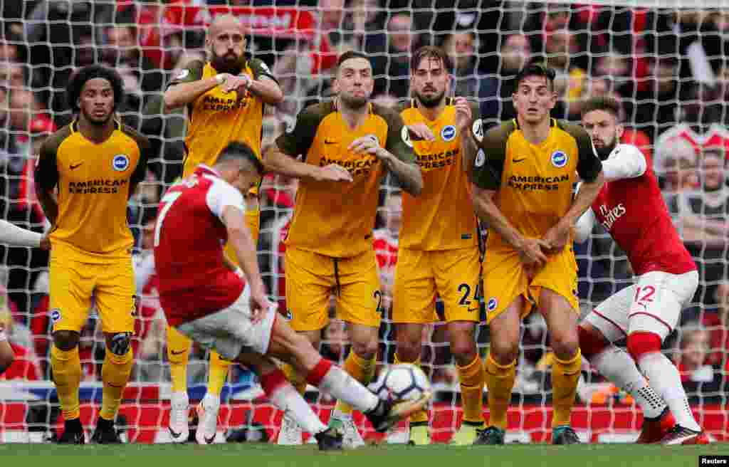 Arsenal&#39;s Alexis Sanchez shoots at goal from a free kick during the English Premier League football match between Arsenal and Brighton at the Emirates Stadium in London, Oct. 1, 2017.