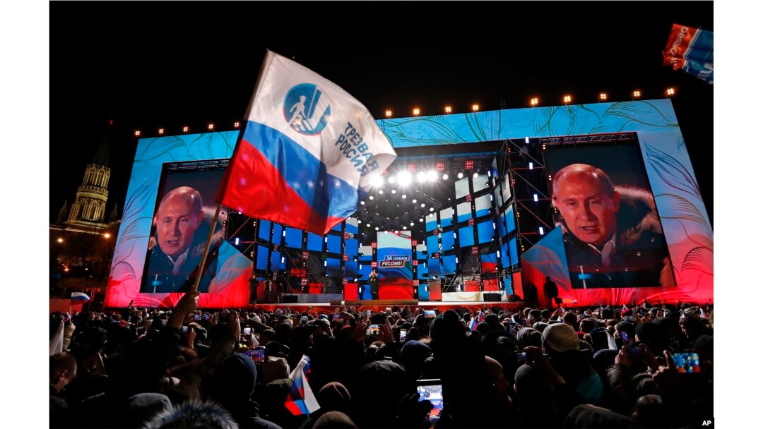 Supporters gather during a rally for Russian President Vladimir Putin near the Kremlin in Moscow, March 18, 2018.