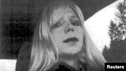 Chelsea Manning (tên cũ: Bradley Manning) được chụp ảnh ăn mặc như một phụ nữ năm 2010