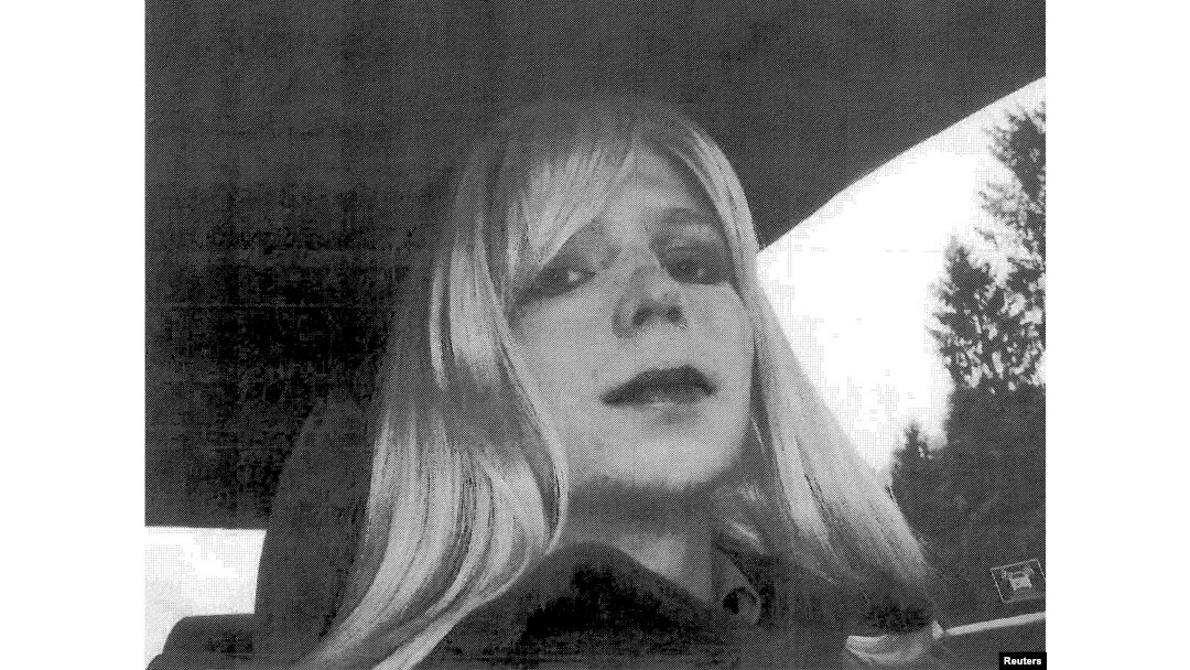 Prajurit Kelas Satu Bradley Manning berfoto diri dengan mengenakan pakaian dan dandanan ala perempuan. (Foto: Dok)