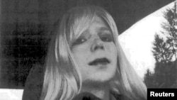 La soldado del Ejército de EE.UU. Chelsea Manning, fue liberada de una prisión militar en Kansas, el miércoles, 17 de mayo de 2017.