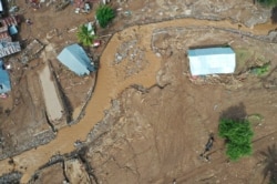 Foto udara menunjukkan jalan rusak akibat banjir bandang pasca hujan deras di Flores Timur, Nusa Tenggara Timur, 6 April 2021. (Foto: Antara/Aditya Pradana Putra via REUTERS)