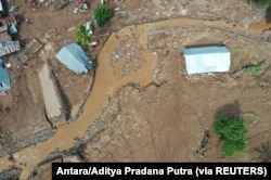 Foto udara menunjukkan jalan rusak akibat banjir bandang pasca hujan deras di Flores Timur, Nusa Tenggara Timur, 6 April 2021. (Foto: Antara/Aditya Pradana Putra via REUTERS)