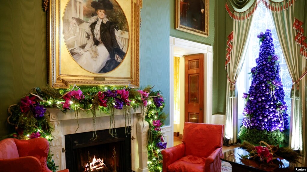 U.S. President Joe Biden and first lady Jill Biden chose a tree with purple ornaments and natural orchids to decorate the Green Room of the White House in Washington, D.C., November 29, 2021. (REUTERS/Jonathan Ernst)