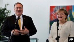 Menlu AS Mike Pompeo (kiri) dalam pertemuan dengan Kanselir Jerman Angela Merkel di Berlin, Jumat (31/5). 