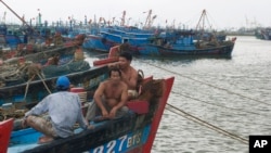 Ngư dân Việt trên tàu đánh cá ở Đà Nẵng. 