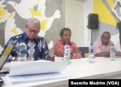 Tim Kemanusiaan Nduga yang terdiri dari Pater Jhon Jongga (kanan), Theo Hesegem (tengah), Pendeta Esmon Walilo (kiri) saat menggelar konferensi pers di Kantor Amnesty Internasional Indonesia, Jakarta, Rabu, 14 Agustus 2019. (Foto: Sasmito Madrim/VOA)