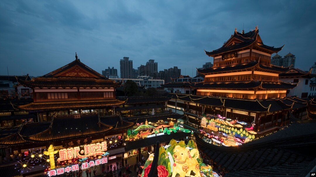 Seekor anjing raksasa yang diterangi menandai datangnya Tahun Anjing ditampilkan sebagai bagian dari perayaan Tahun Baru Imlek di Kuil Chenghuang di Shanghai, China, Rabu, 14 Februari 2018.