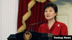 Tổng thống Nam Triều Tiên Park Geun Hye. Báo Guardian của Anh đưa tin rằng cơ quan NSA đã theo dõi các cuộc điện đàm của 35 nhà lãnh đạo thế giới, dựa trên một tài liệu kín do Edward Snowden cung cấp.