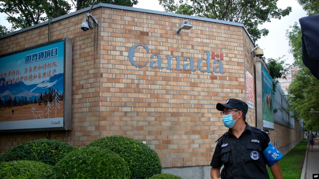 資料照---加拿大位於北京的駐華使館外（2020年8月6日）