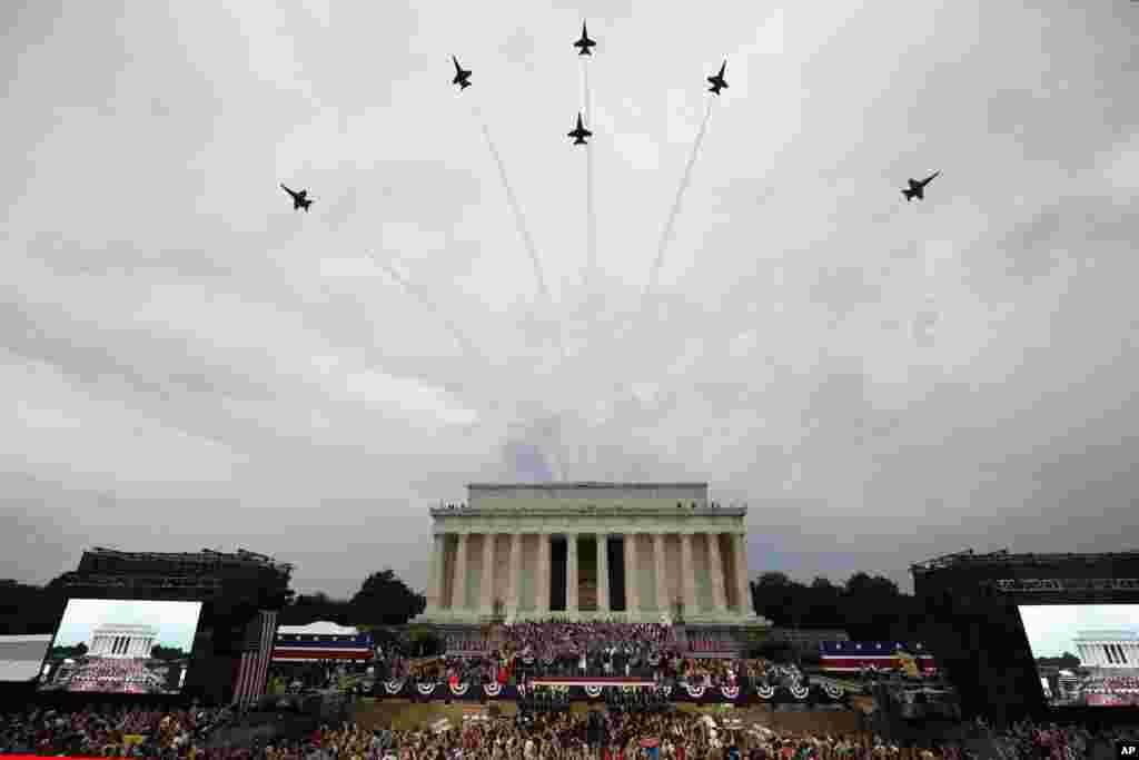 海軍藍天使特技飛行隊的飛機飛過林肯紀念堂上空。 (2019年7月4日)