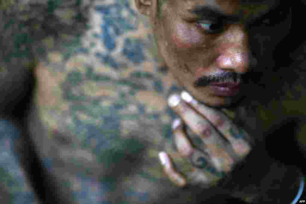 Sontaya, a 39 year-old HIV positive Thai man who claims to have three wives, all HIV positive, rests at a hospice for those dying of AIDS at a Buddhist temple in Lopburi on the World AIDS day December 1, 2010. (Damir Sagolj/Reuters)