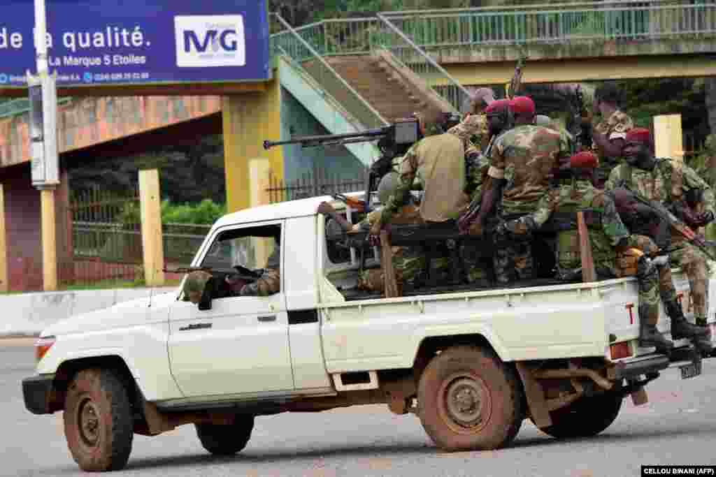 Abasirikare ba Gineya ku murwa mukuru, Conakry, amasaha make humvikanye amasasu yabanjirije ugufatwa kwa Prezida Alpha Conde imbere y&#39;uko avanwa ku butegetsi.