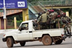 Les forces armées de Guinée traversent le quartier administratif de Kaloum à Conakry, le 5 septembre 2021.