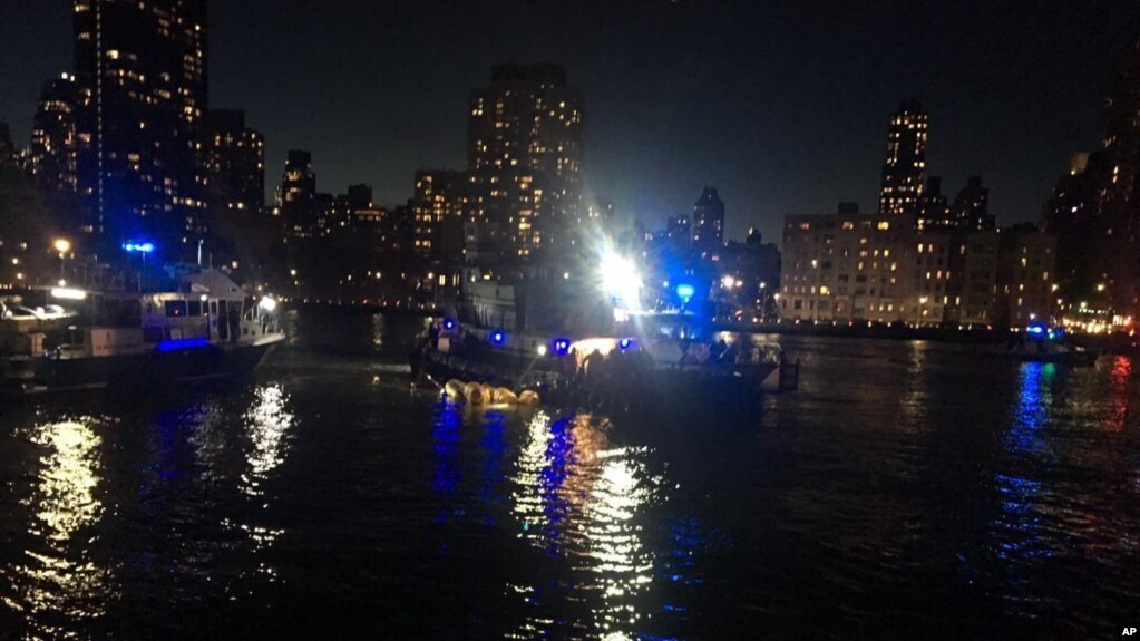 Esta imagen tomada de un video provisto por el Departamento de PolicÃ­a de Nueva York muestra el lugar donde se estrellÃ³ un helicÃ³ptero en el East River en Nueva York el domingo, 11 de marzo de 2018.