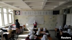 Suasana pembelajaran tatap muka di kelas, di sebuah SD di Kabul, Afghanistan, 26 Oktober 2021. (REUTERS/Zohra Bensemra). Taliban hanya mengizinkan laki-laki dan bocah perempuan mengenyam pendidikan di negara itu.