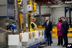 Presiden Joe Biden mengunjungi tempat pembuatan vaksin COVID-19 Pfizer, di Portage, Michigan, Jumat, 19 Februari 2021.