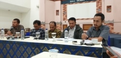 Anggota Dewan Pers Agung Dharmajaya bersama perwakilan AJI, IJTI dan LBH Pers saat menggelar konferensi pers soal penolakan revisi sejumlah pasal UU Pers di RUU Cipta Kerja di Jakarta, Selasa, 18 Februari 2020. (Foto: VOA/Sasmito)