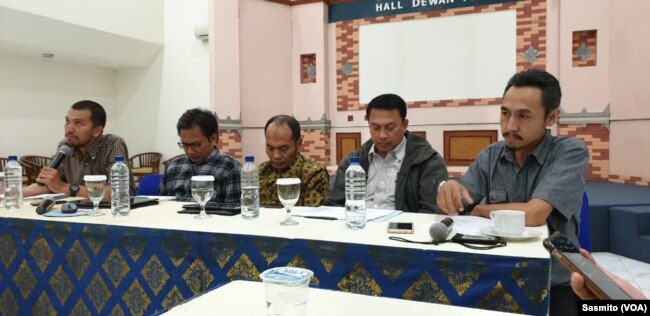 Anggota Dewan Pers Agung Dharmajaya bersama perwakilan AJI, IJTI dan LBH Pers saat menggelar konferensi pers soal penolakan revisi sejumlah pasal UU Pers di RUU Cipta Kerja di Jakarta, Selasa, 18 Februari 2020. (Foto: VOA/Sasmito)