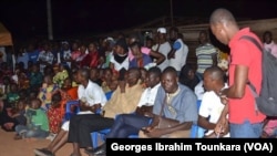 Des jeunes lors d’une séance de sensibilisation sur le danger de l'immigration clandestine à Daloa, Côte d’Ivoire, septembre 2017. (VOA/ Georges Ibrahim Tounkara)