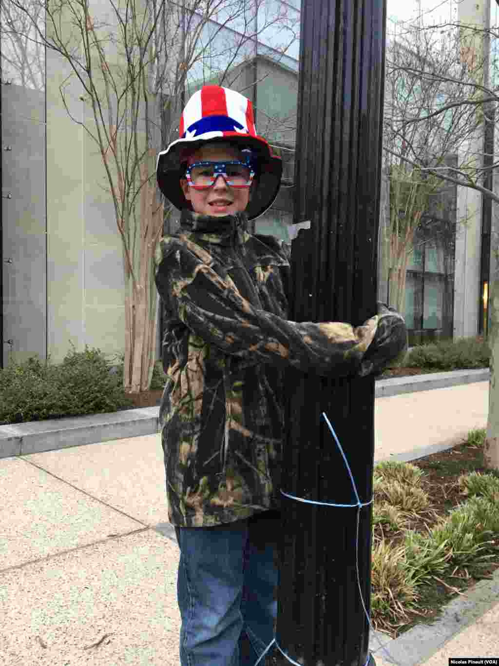Un jeune Américain se tient prêt pour l'investiture de Donald Trump, à Capitol Hill, Washington DC, le 20 janvier 2017. (VOA/Nicolas Pinault)