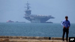 ກຳປັ່ນລົບ USS Carl Vinson ຈອດຢູ່ທ່າເຮືອຕຽນຊາ ໃນເມືອງ ດານັງ ປະເທດຫວຽດນາມ ທີ 5 ມີນາ, 2018.