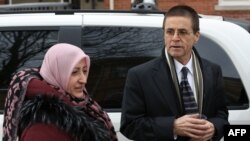 Hassan Diab dan istrinya, Rania Tfaily, meninggalkan kantor Amnesty International Kanada di Ottawa, Ontario, 17 Januari 2018. (Foto:AFP)