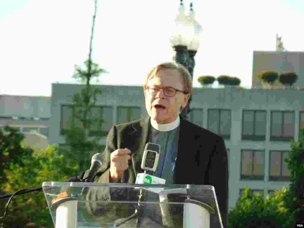 Remember June Fourth memorial prayer delivered by Pastor Gordon J. Schultz, Washington, DC, June 1, 2014. (Zhi Yuan/VOA)