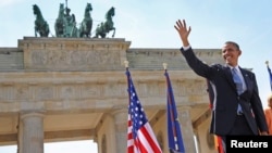 독일을 방문 중인 바락 오바마 미국 대통령이 19일 핵 안보 연설에 앞서 브란덴부르크 문 앞에서 손을 흔들고 있다.