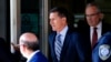 Michael Flynn, ancien conseiller américain à la sécurité nationale, quitte le tribunal de district américain, où il devrait plaider coupable pour avoir menti au FBI au sujet de ses contacts avec l'ambassadeur de Russie aux États-Unis, à Washington, le 1er décembre 2017.