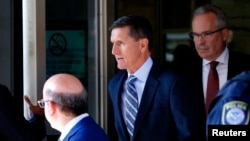 Cựu cố vấn an ninh quốc gia Michael Flynn rời tòa án liên bang sau khi tuyên bố nhận tội nói dối FBI về những liên lạc của ông ta với đại sứ Nga, Washington, ngày 1 tháng 12, 2017.