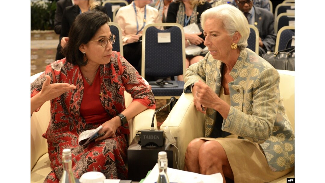 Menteri Keuangan Sri Mulyani Indrawati (kiri) bersama Direktur Pelaksana International Monetary Fund (IMF) Christine Lagarde (kanan) dalam sebuah pertemuan tahunan IMF dan Bank Dunia di Nusa Dua, Bali.