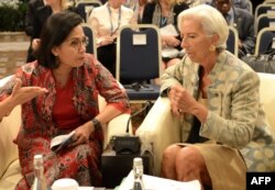 Menteri Keuangan Sri Mulyani Indrawati (kiri) bersama Direktur Pelaksana International Monetary Fund (IMF) Christine Lagarde (kanan) dalam sebuah pertemuan tahunan IMF dan Bank Dunia di Nusa Dua, Bali.